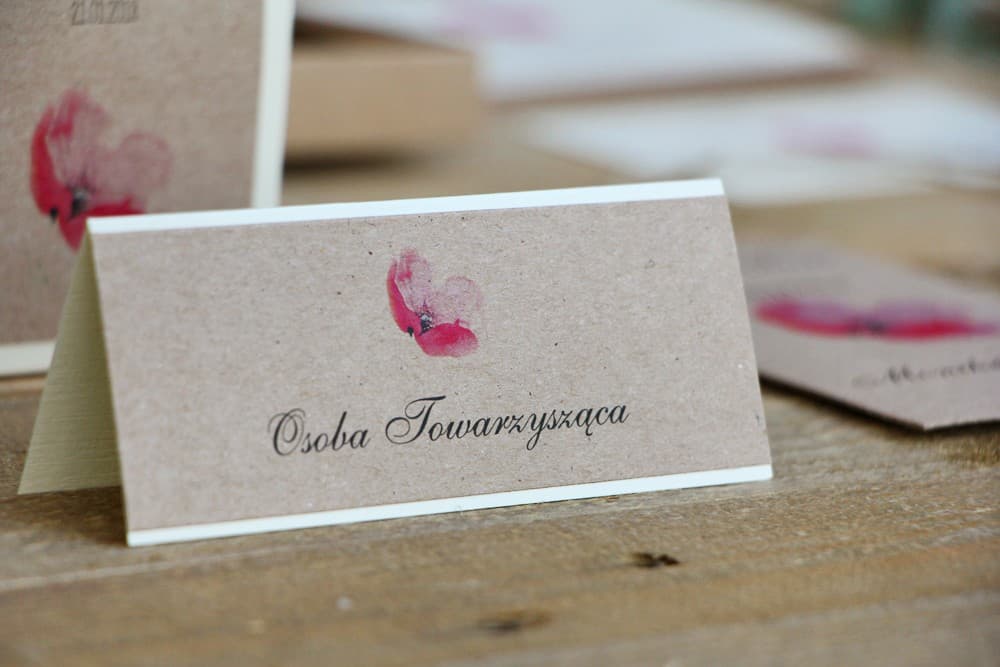 Tischkarten Hochzeit Margaret Nr. 5 – Rustikale Platzkarten mit rosa Mohn