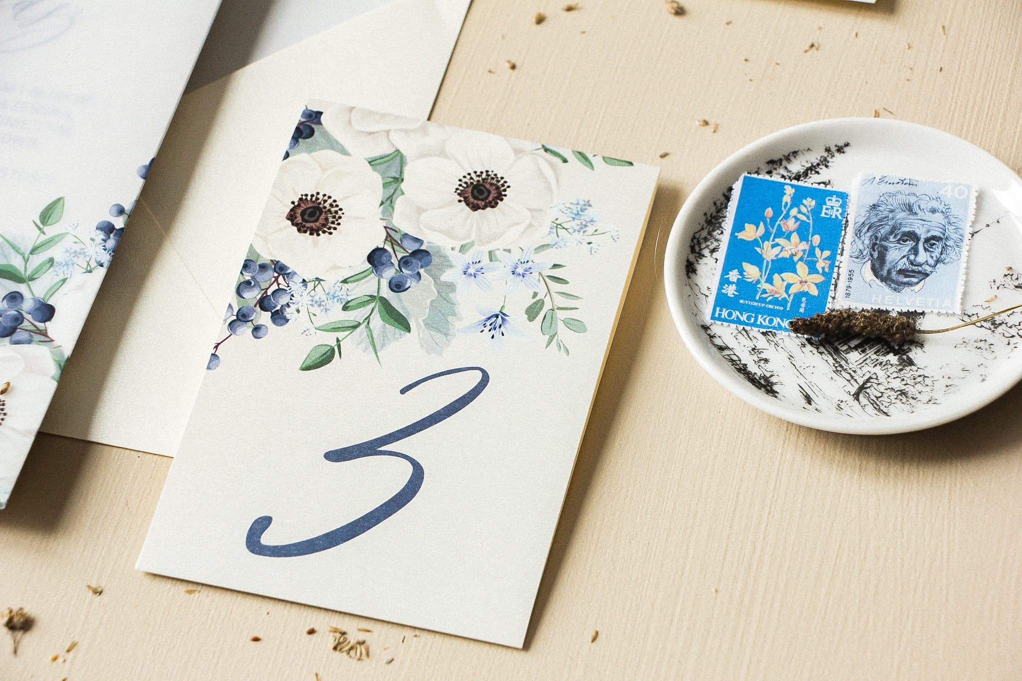 Elegante Tischnummern mit weißen Anemonen | Perlmuttpapier Aufsteller | Opal Nr. 7