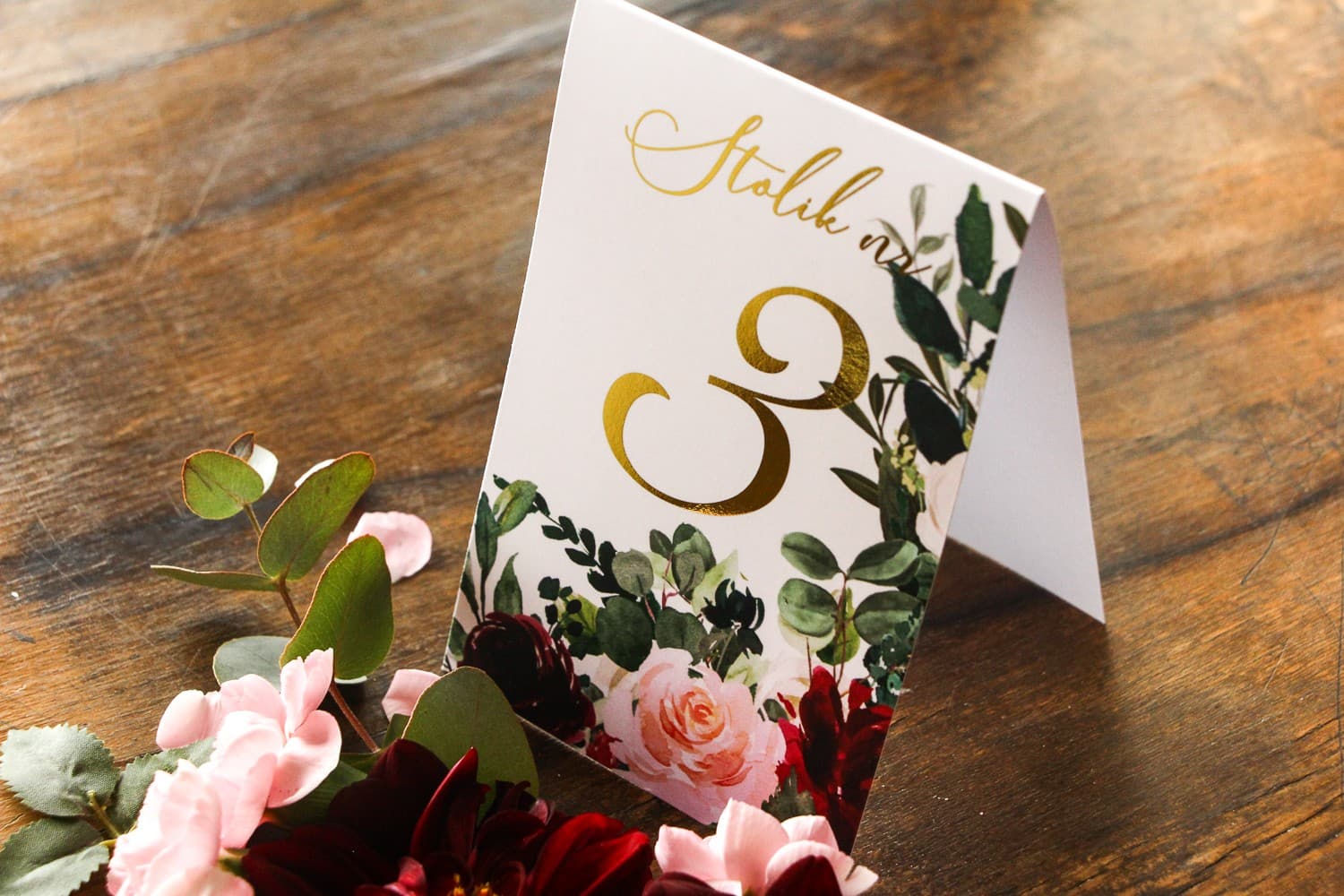 Vergoldete Tischnummern mit burgunderroten Blumen | Elegante Tischnummern Glamour | Soreli Nr. 2