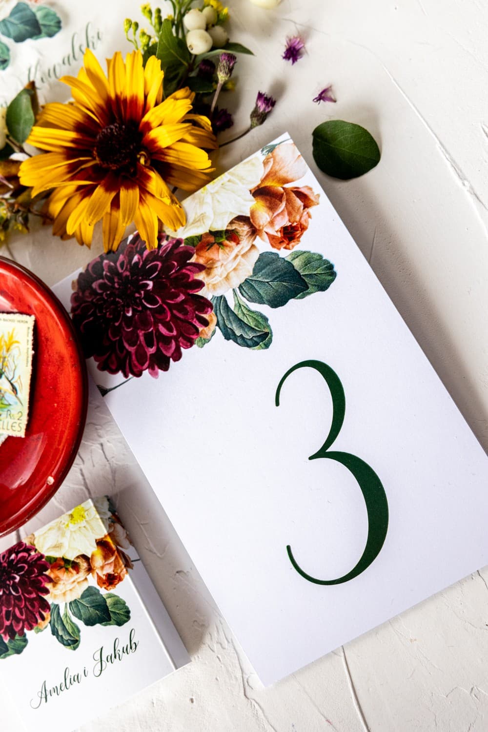 Tischnummern mit burgunderroten Dahlien und Rose | Tischnummern und Tischkarten | Korani Nr. 13 - 2