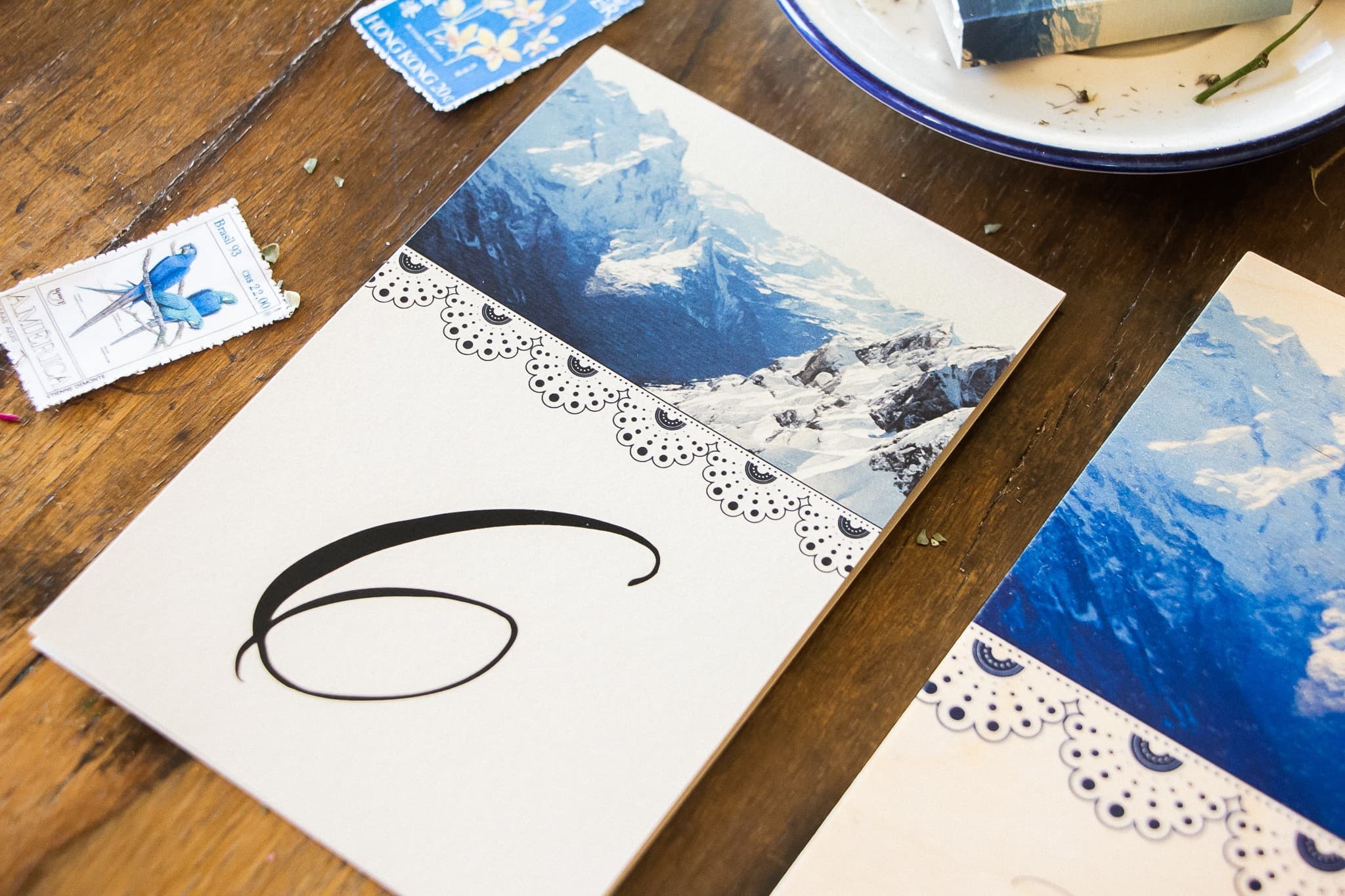 Stehende Tischnummern A6 mit Bergmotiv, cremefarbenes Papier | Tischnummern im Bergstil | Topaz Nr. 1