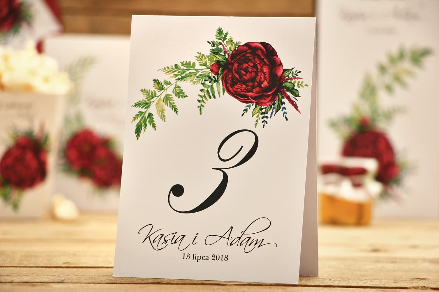 Tischnummern Hochzeit Burgunderrote Pfingstrosen & Farn | Elegante Aufsteller | Kalia Nr. 7