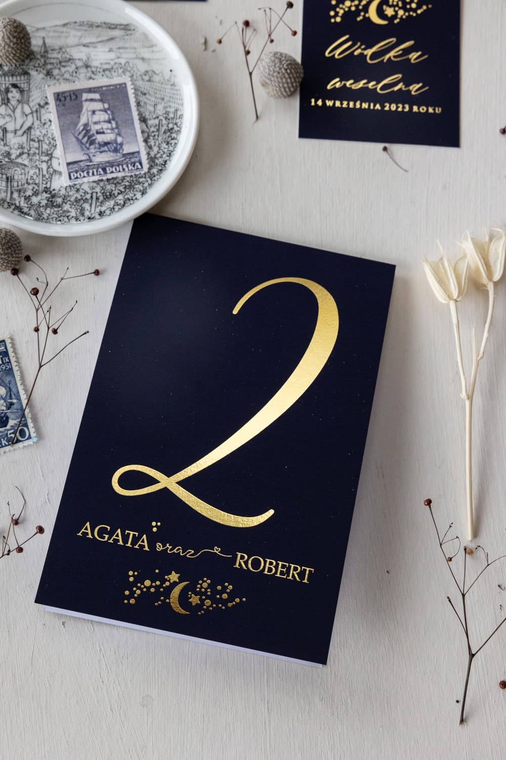 Elegante dunkelblaue Tischnummern mit Goldprägung | Tischnummern Hochzeit | Simple Nr. 1