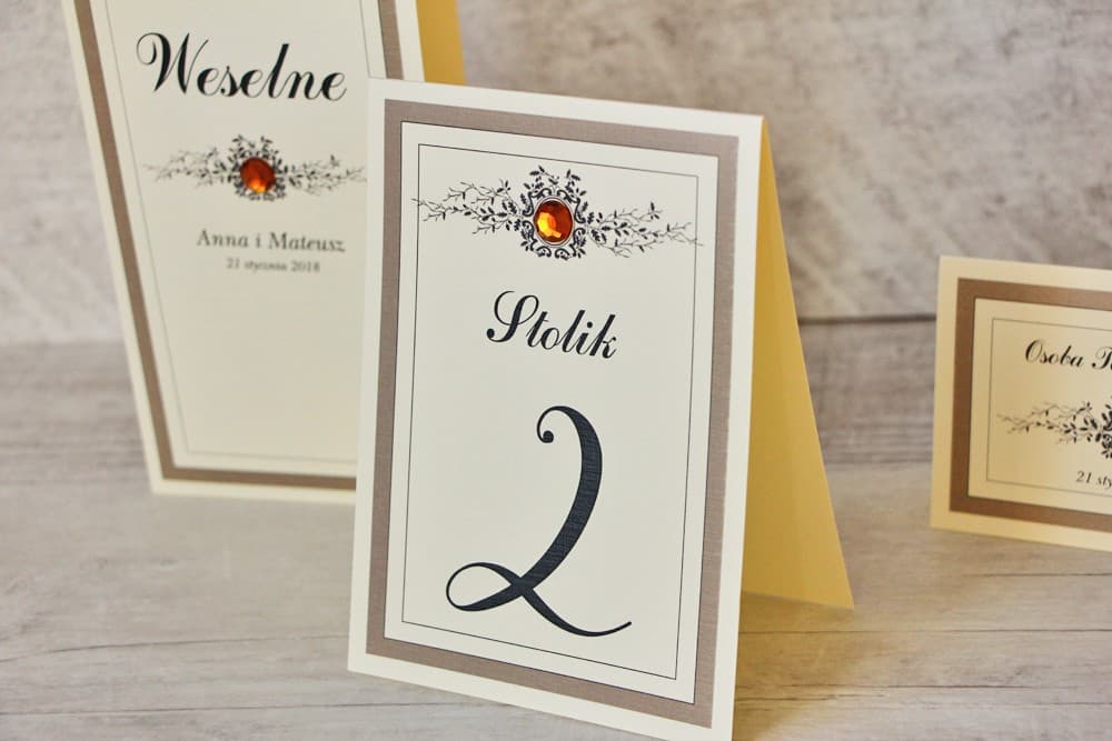 Elegante Tischnummern mit Spitze und Zirkonia, Leinenstruktur | Tischnummern und Tischkarten | Kollektion Z Koronka Nr. 4