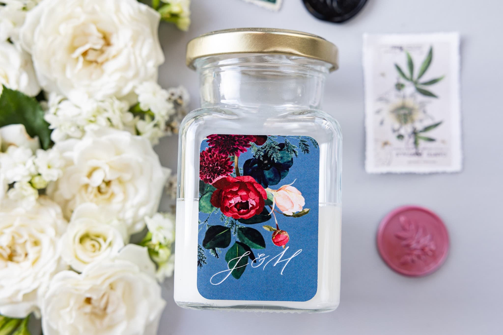 Vela Aromática en Vidrio Soft N.º 6 – Peonías Dusty Blue y Detalle para Invitados