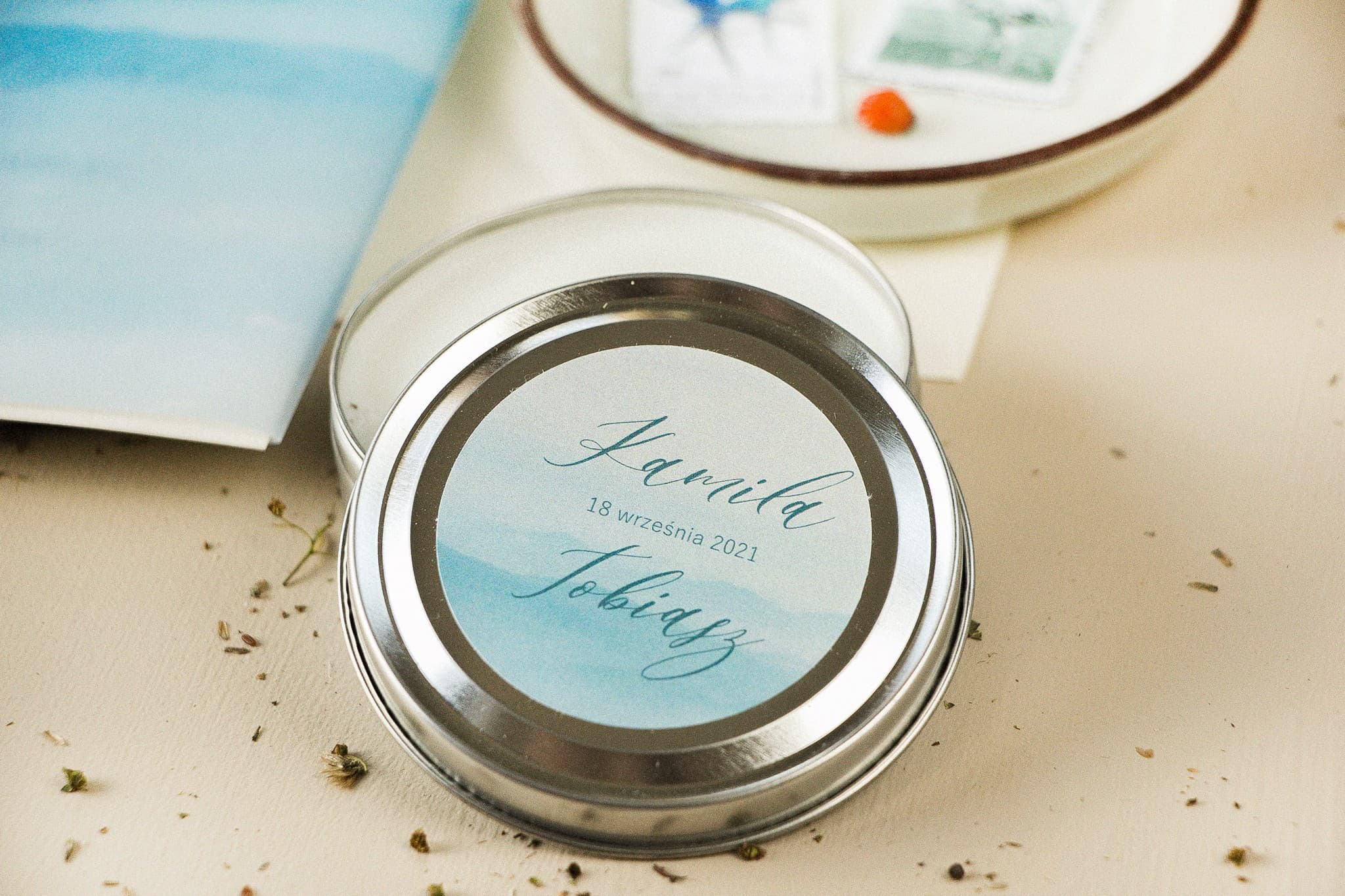 Vela Aromática en Lata Opal n.º 4 – Acuarela Azul y Agradecimiento para Invitados