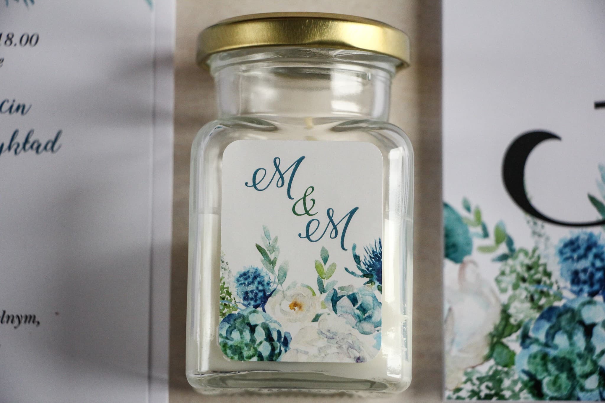 Vela de Soja Aurum n.º 4 – Detalle para Invitados con Rosas Blancas