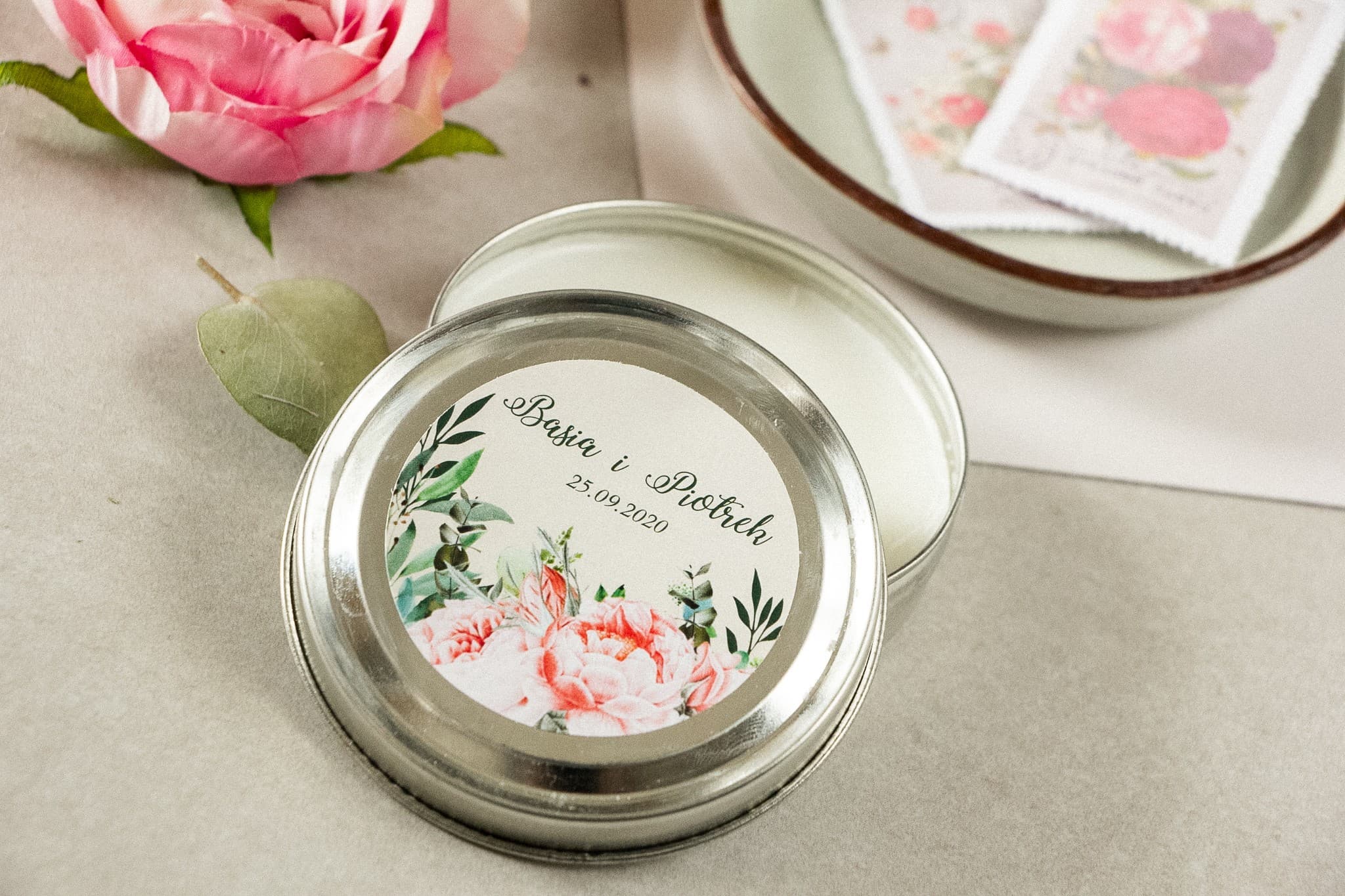 Velas en Lata con Peonías y Eucalipto | Detalles para Invitados de Boda | Korani nº 6