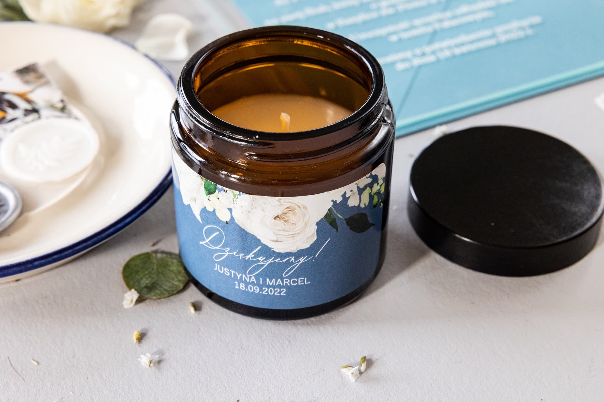 Vela de Soja Dusty Blue con Peonías, Etiqueta Propia | Detalles para Invitados de Boda | Soft nº 5