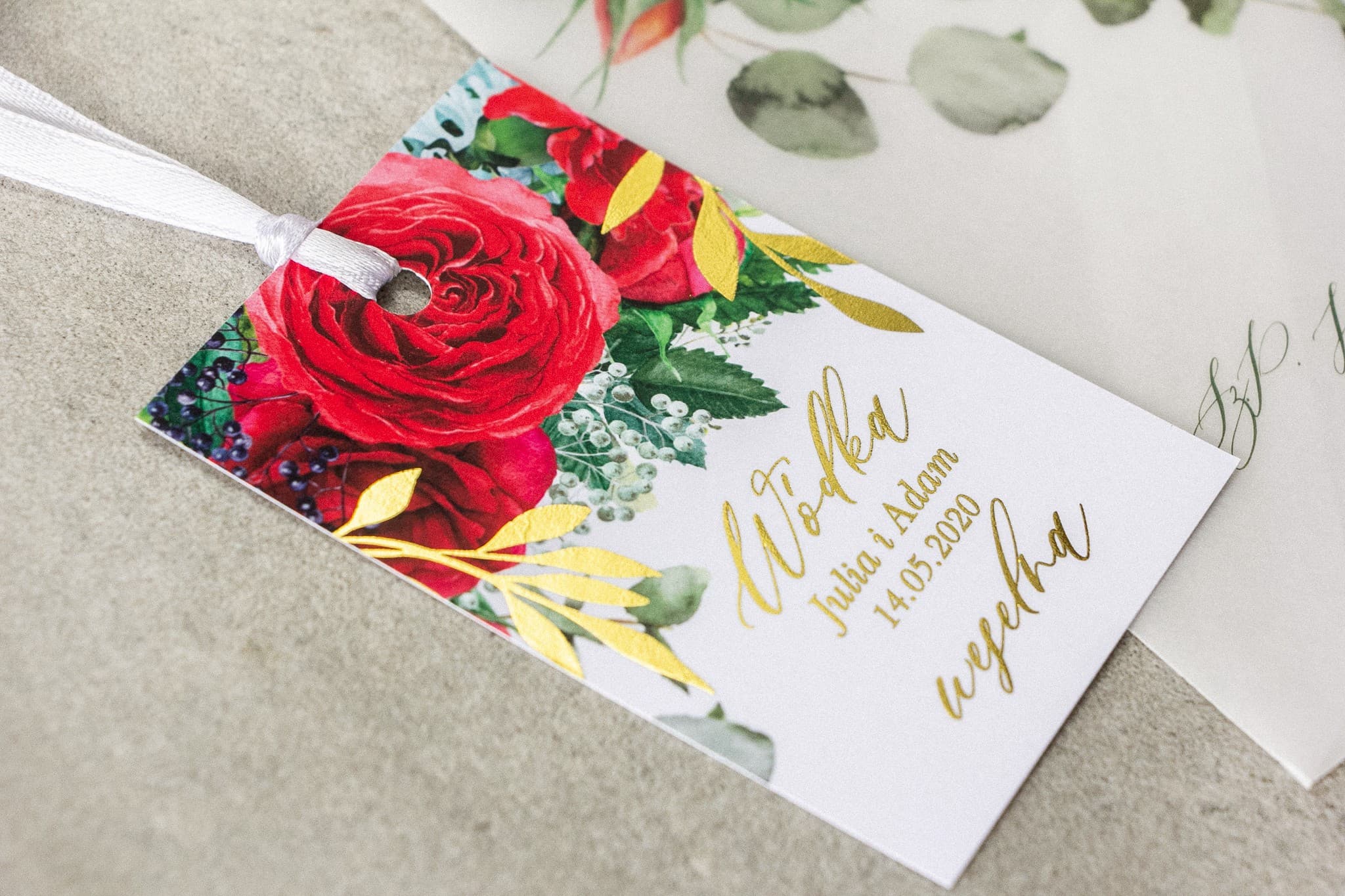 Flaschenanhänger Rubin Nr. 8 – Veredelte Karten mit burgunderroter Rose