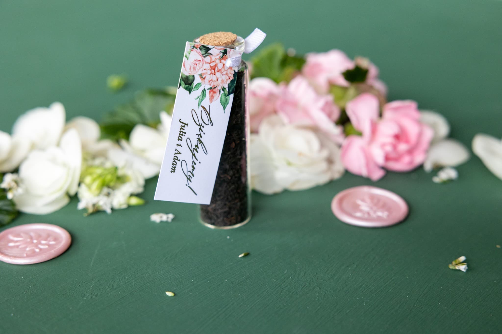 Detalle para invitados té en vial con peonías rosas y dorado Rubin n.º 10