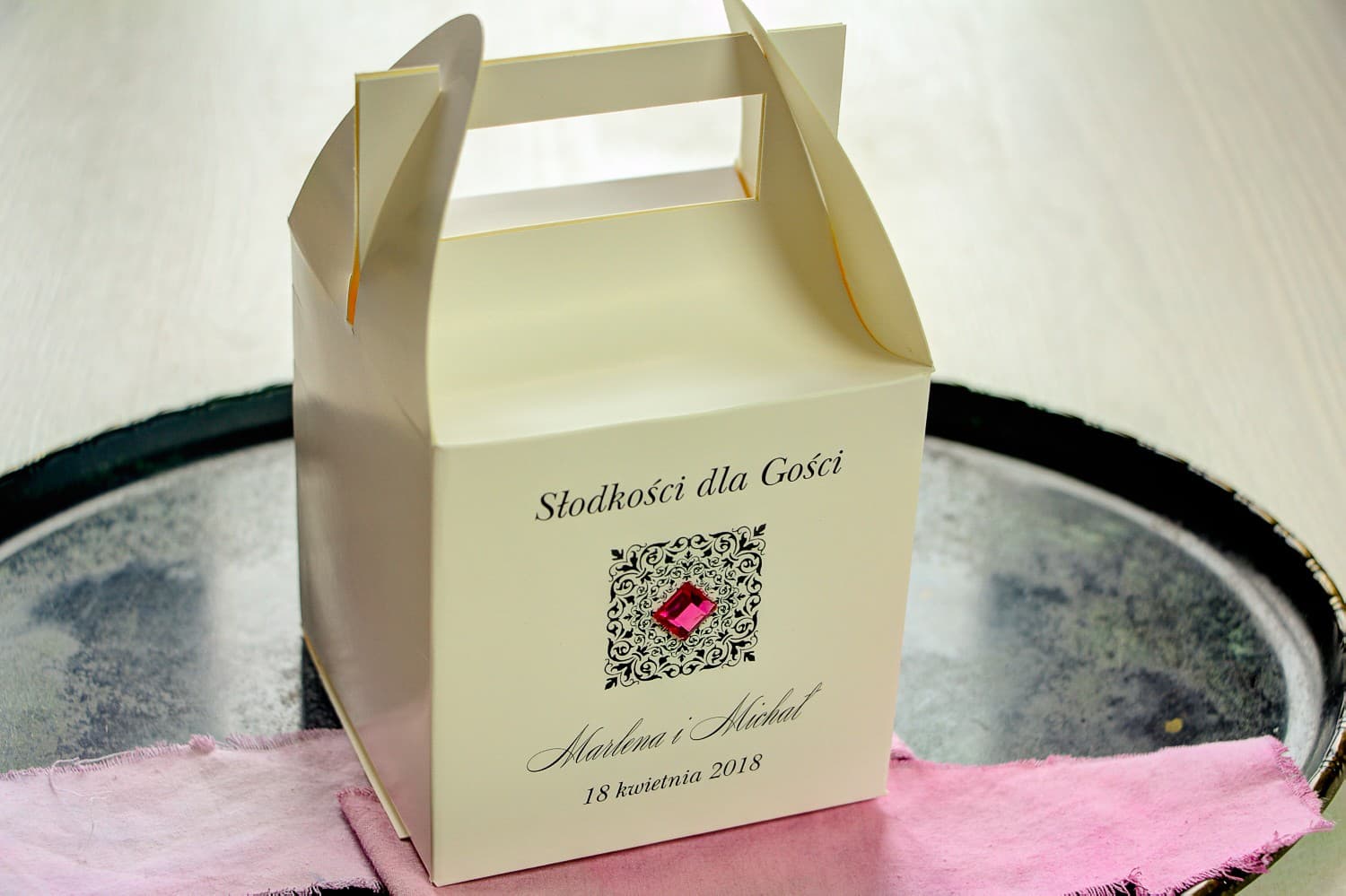 Elegant Wedding Cake Box with Ornament | Sweet Treat Packaging for Guests | Brenet No. 2