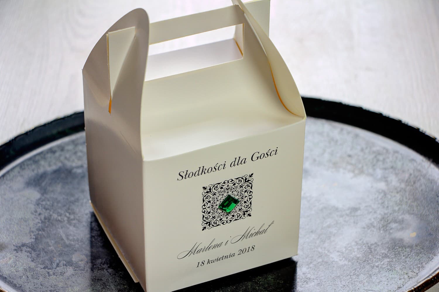 Elegant Wedding Cake Box with Emerald Detail | Guest Packaging | Brenet No. 3