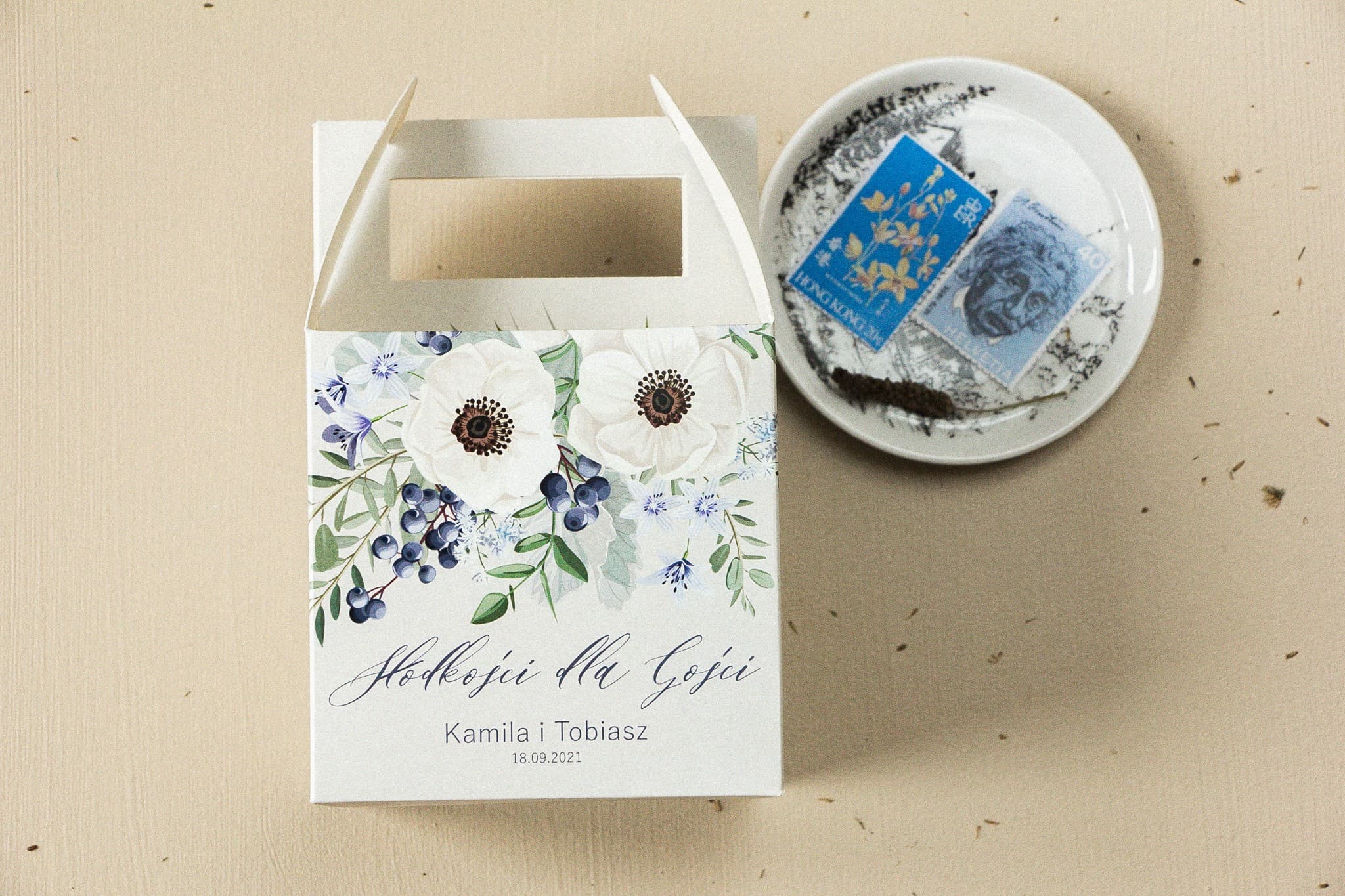 White Anemones Wedding Cake Box with Handle | Elegant Wedding Favours | Opal No. 7