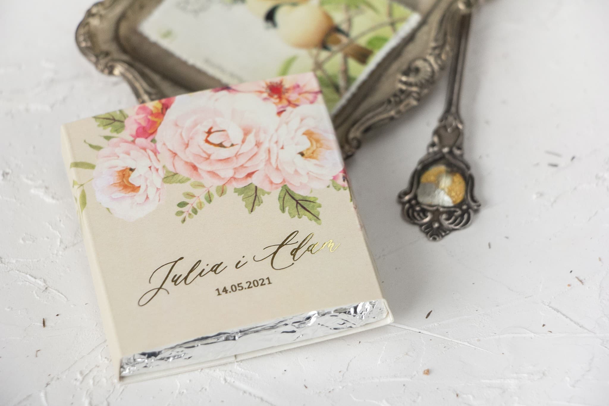 Wedding Favours Gilded Chocolates with Pastel Flowers | Szafirowe Design 8