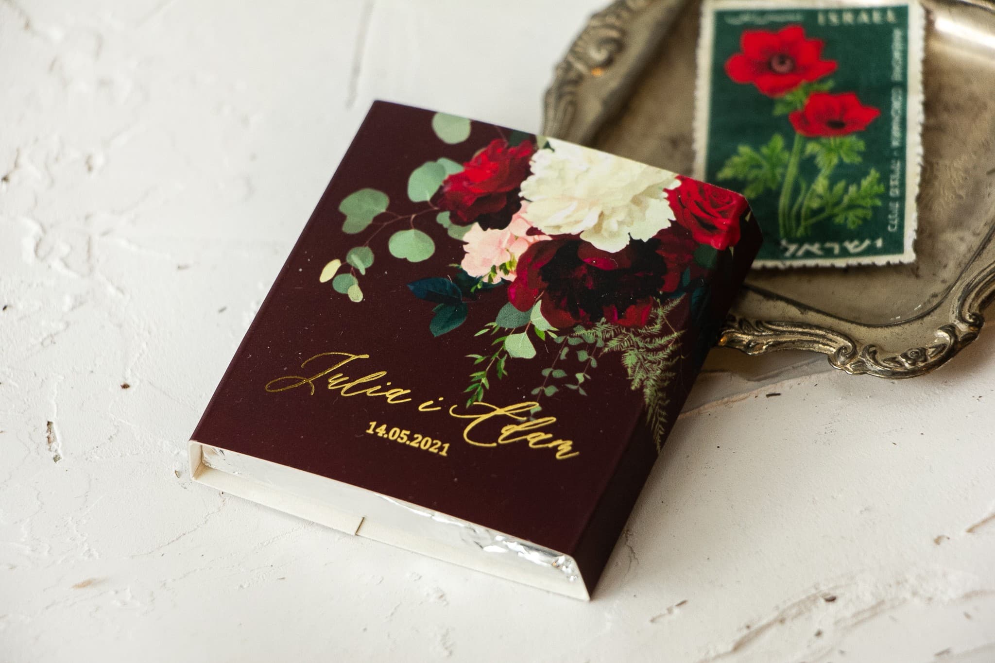 Elegant Burgundy Wedding Favour Chocolates with Gilded Detail | Szafirowe Design 9