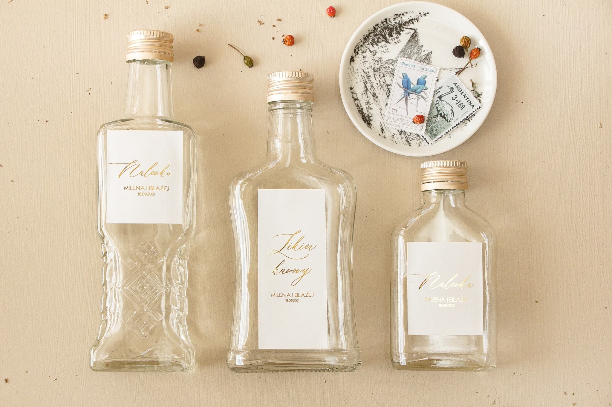 Minimalist Wedding Favour Glass Bottles with Gold Label Sand No. 4 - 2
