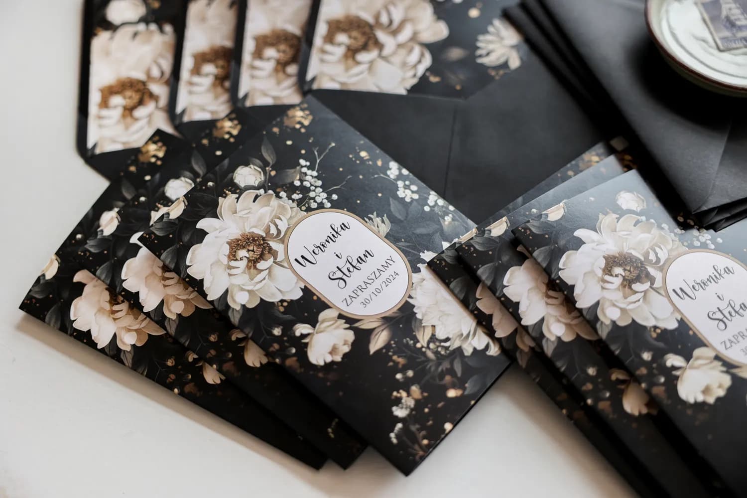 Impresja No. 17 Wedding Invitation – Black Background and Beige Flowers - 3