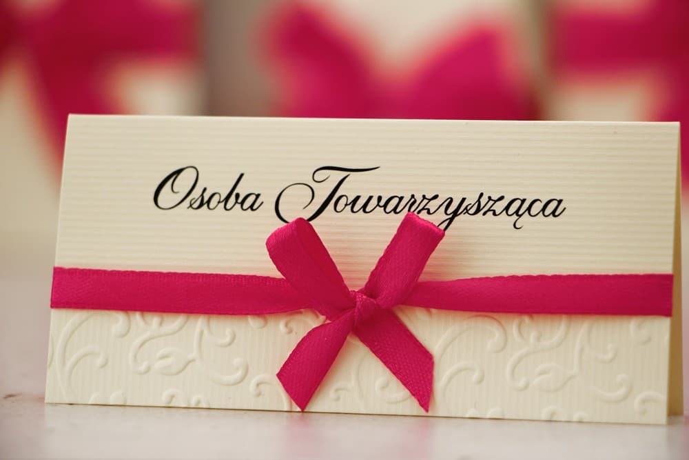 Winietki de Boda Belisa n.º 7 – Tarjetas de Mesa con Textura y Lazo Amaranto