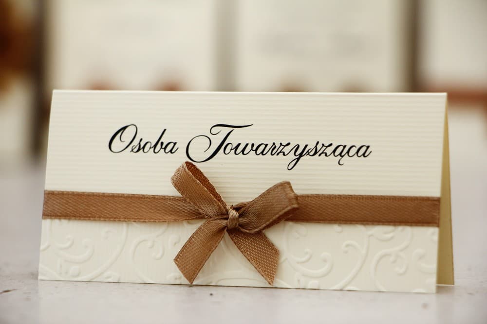 Winietki de Boda Belisa n.º 1 – Elegantes Tarjetas de Mesa con Lazo de Raso