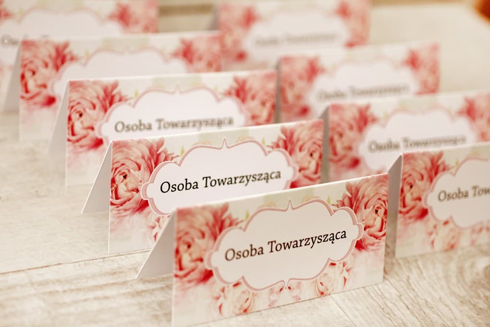 Winietki Ślubne Felicja nr 2 – Wizytówki na Stół z Motywem Pastelowych Piwonii