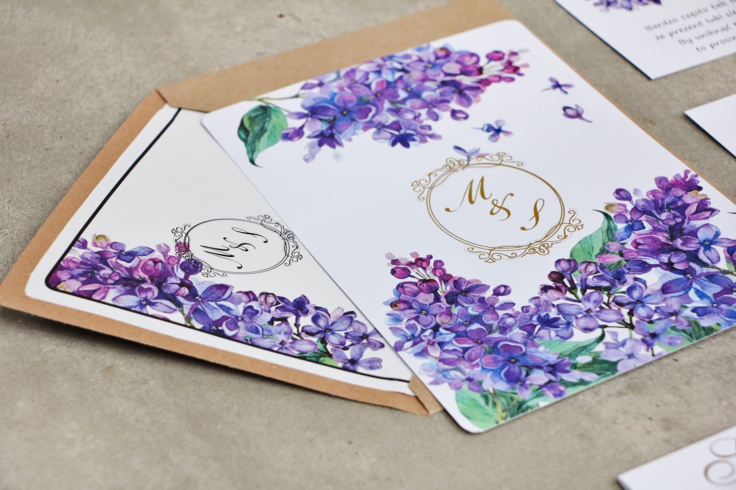 Złocony monogram na zaproszeniu ślubnym z fioletowymi kwiatami Sorento nr 11 Amelia Wedding