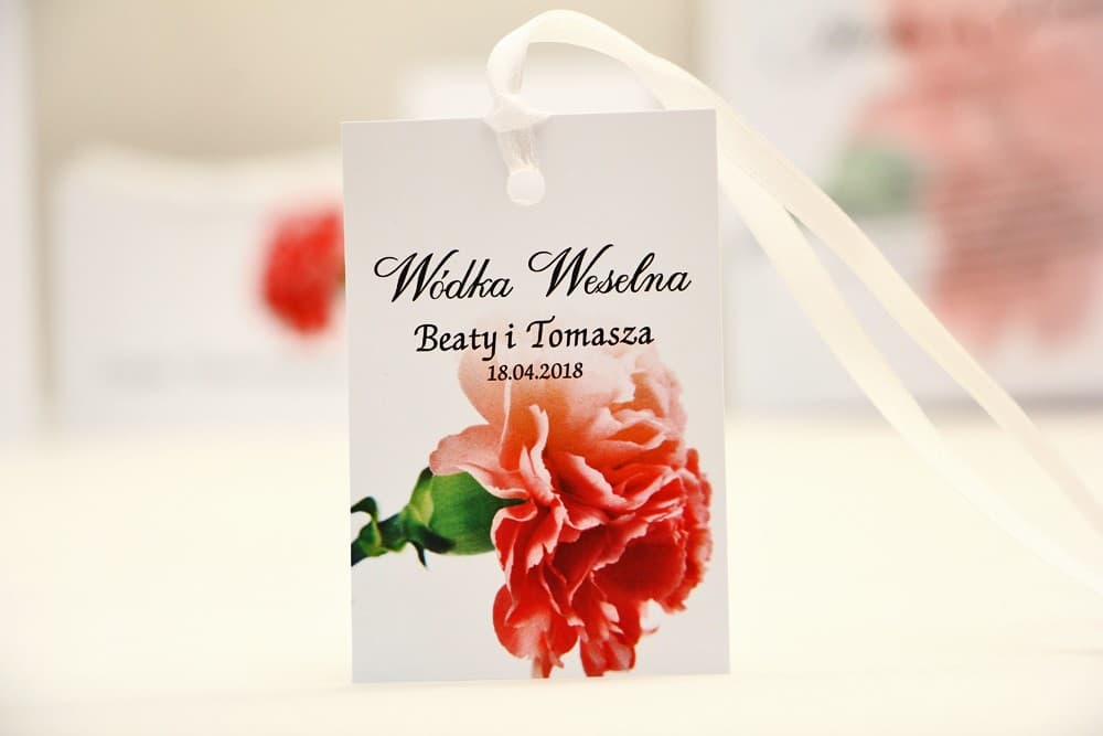 Eleganckie zawieszki na alkohol z różowymi goździkami | Personalizowane zawieszki na wódkę weselną | Elegant nr 10