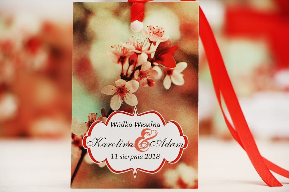 Eleganckie Zawieszki na Alkohol z Motywem Kwiatu Wiśni, Personalizowany Tekst | Czerwone Zawieszki Weselne | Felicja nr 8