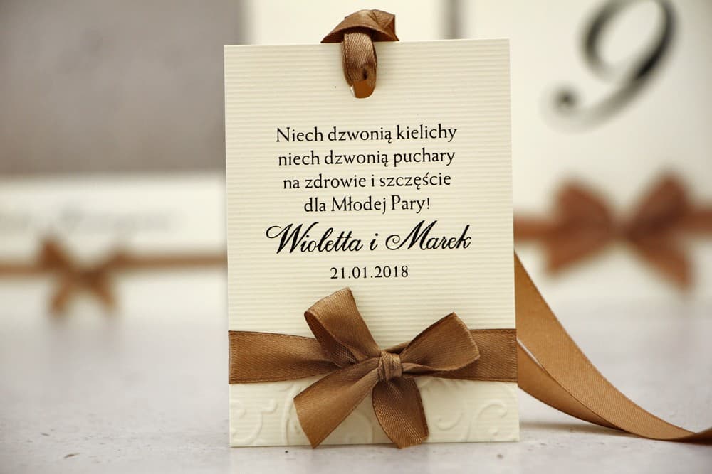 Zawieszka na butelkę, wódka weselna, ślub - Belisa nr 7 - Brązowe - Dodatki ślubne z kokardką