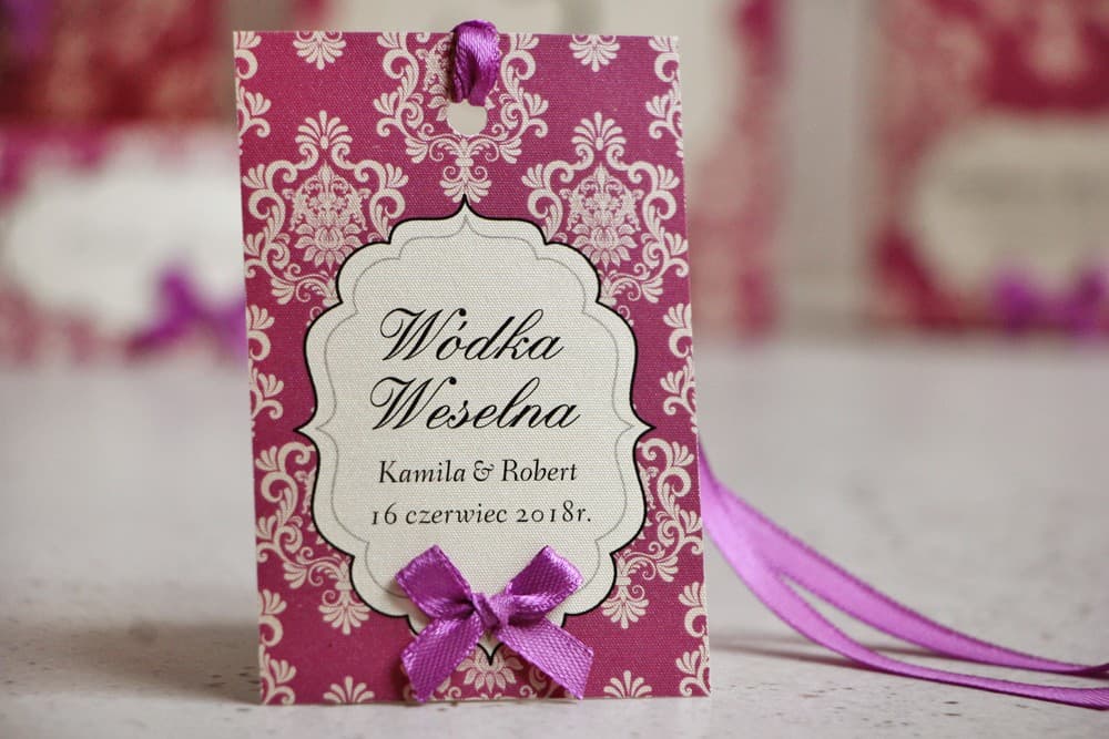 Eleganckie Zawieszki na Alkohol Fioletowa Kokarda, Perłowy Papier | Zawieszki na Wódkę Weselną Glamour | Ornament nr 7