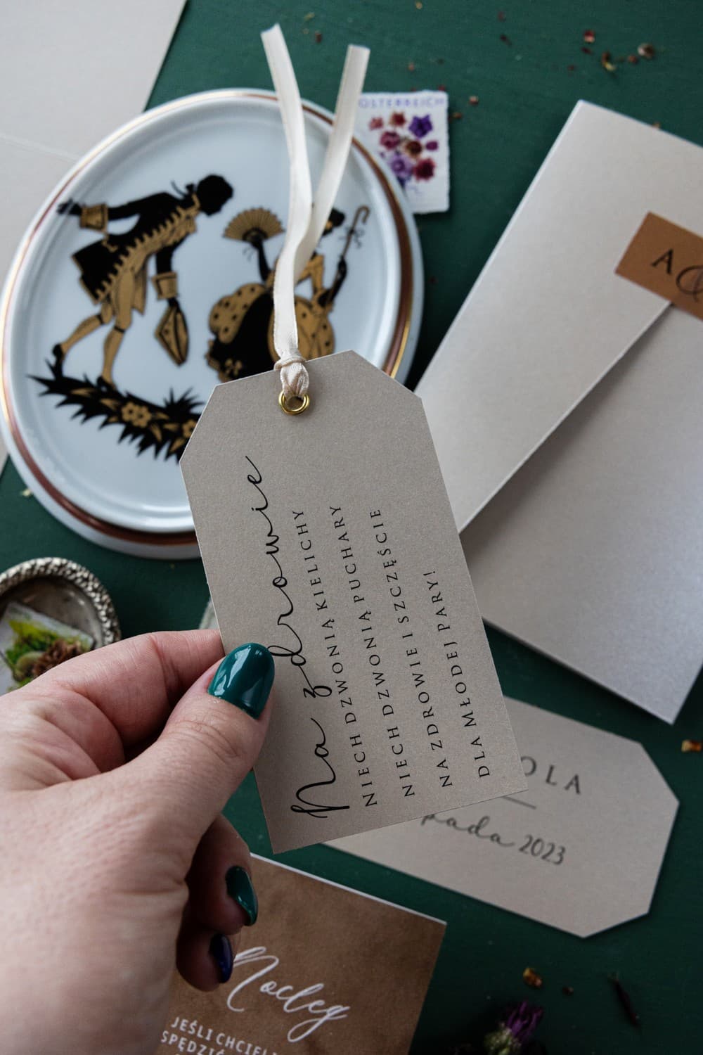 Nowoczesne, beżowe Zawieszki na butelki weselne wydrukowane na sztywnym, perłowym papierze