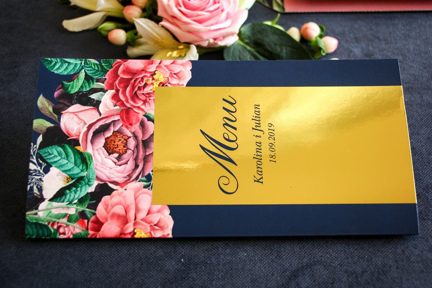 Złocone Menu Weselne Granatowe z Piwoniami, Elegancka Karta Dań | Menu na Stół Weselny Glamour | Laura Nr 3