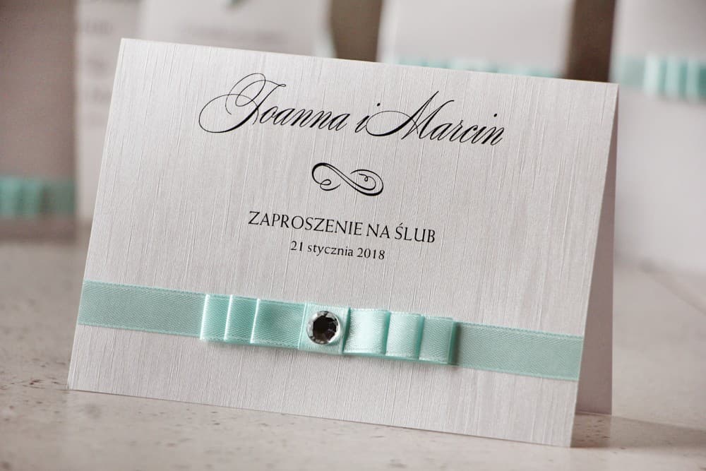 Zaproszenia ślubne perłowe w stylu glamour z kokardką i cyrkonią – Amaretto nr 6