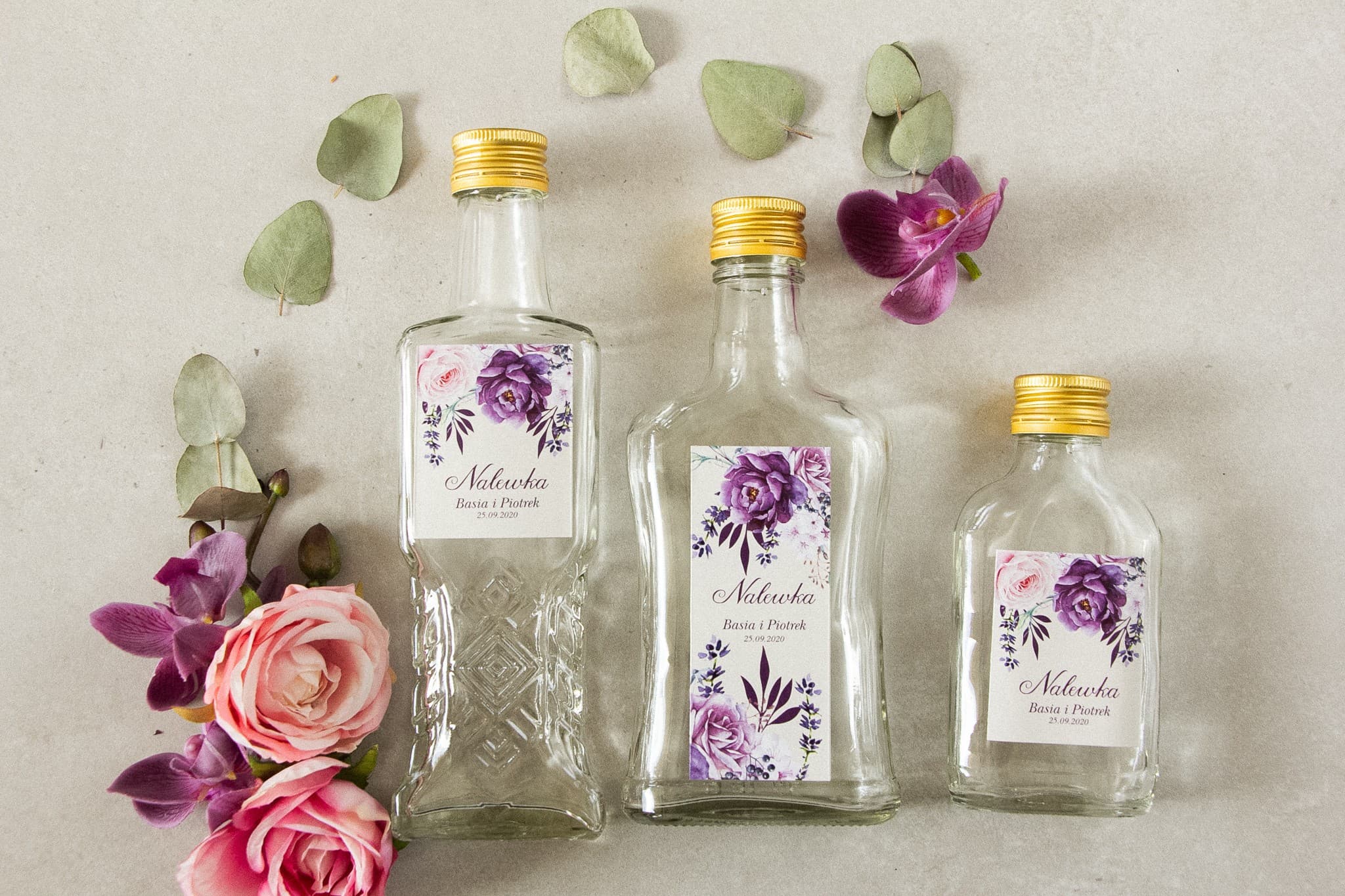 Szklane buteleczki na nalewkę jako podziękowania dla gości z fioletową lawendą Korani nr 5 - 3