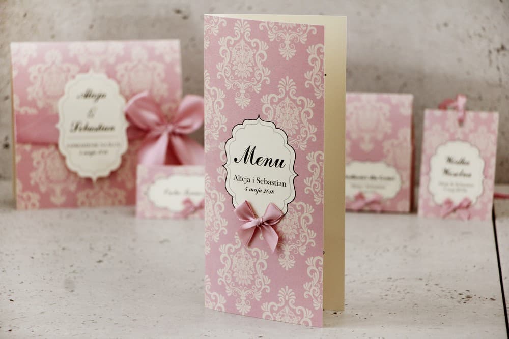 Eleganckie Menu Weselne z Różową Kokardką, Beżowy Wzór Damasceński | Romantyczna Karta Menu na Stół Weselny | Ornament nr 1