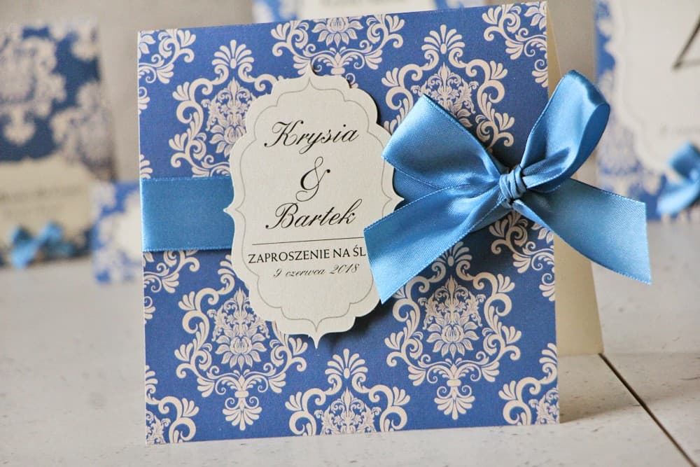 Zaproszenia ślubne glamour z granatową kokardką i ornamentami na perłowym papierze – Ornament nr 2