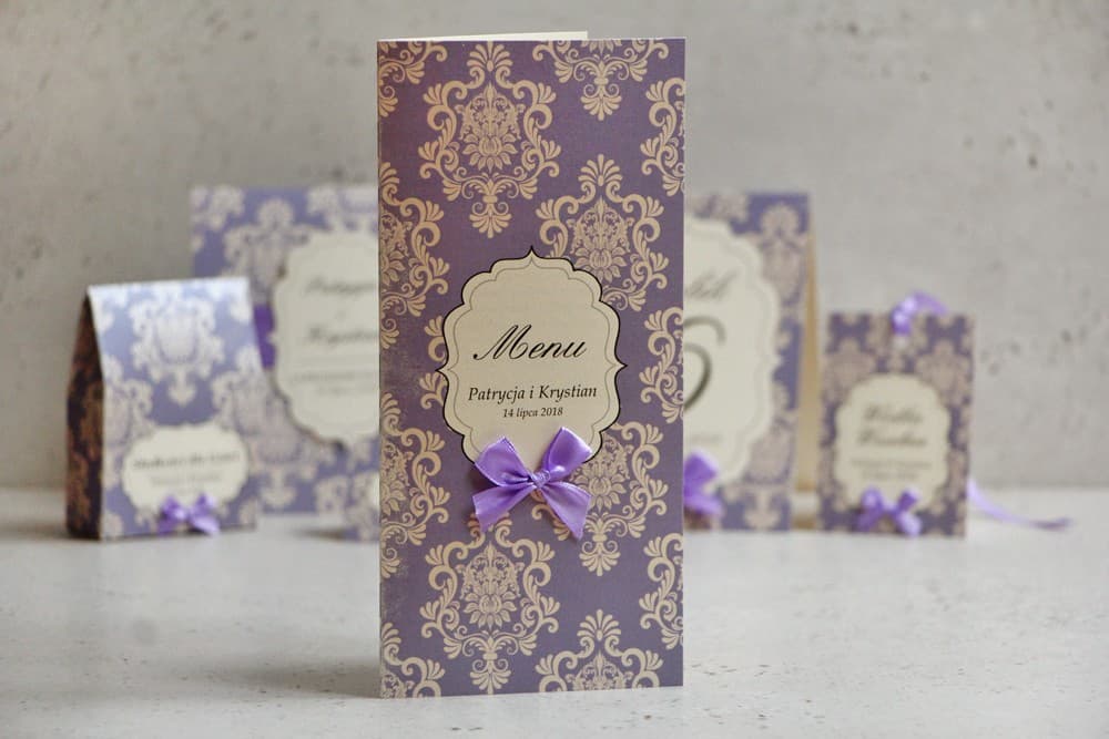 Eleganckie Menu Weselne z Liliową Kokardką, Perłowy Papier | Karta Menu na Stół, Dodatki Ślubne | Ornament nr 3