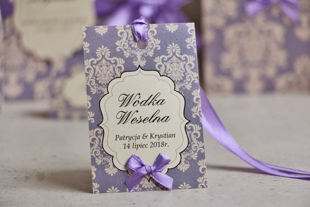 Eleganckie Zawieszki na Alkohol z Ornamentem i Liliową Kokardką | Zawieszki na Wódkę Weselną Glamour | Ornament nr 3