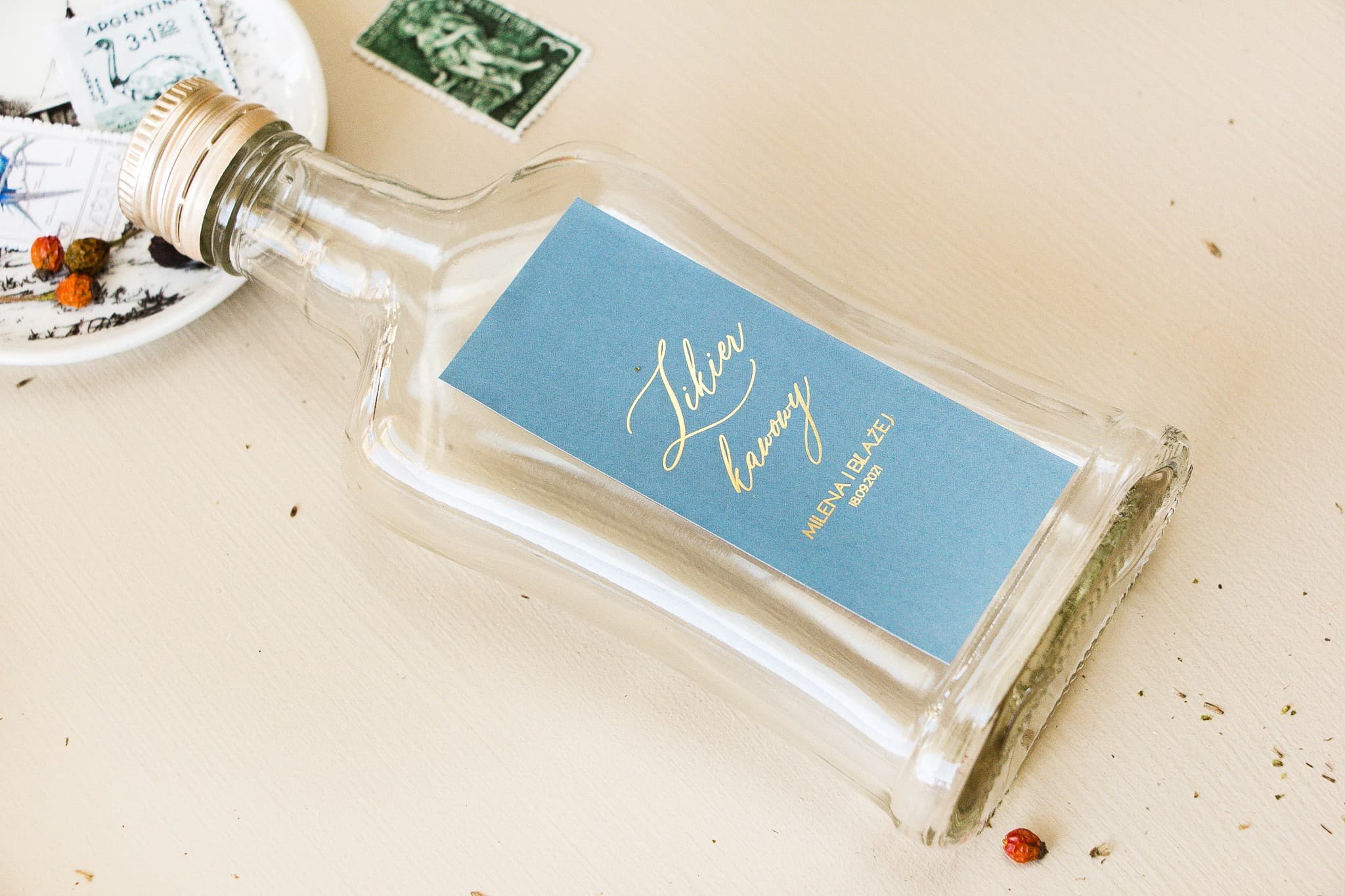 Gastgeschenke Likörflaschen in Dusty Blue mit Goldveredelung Sand Nr. 1 - 3