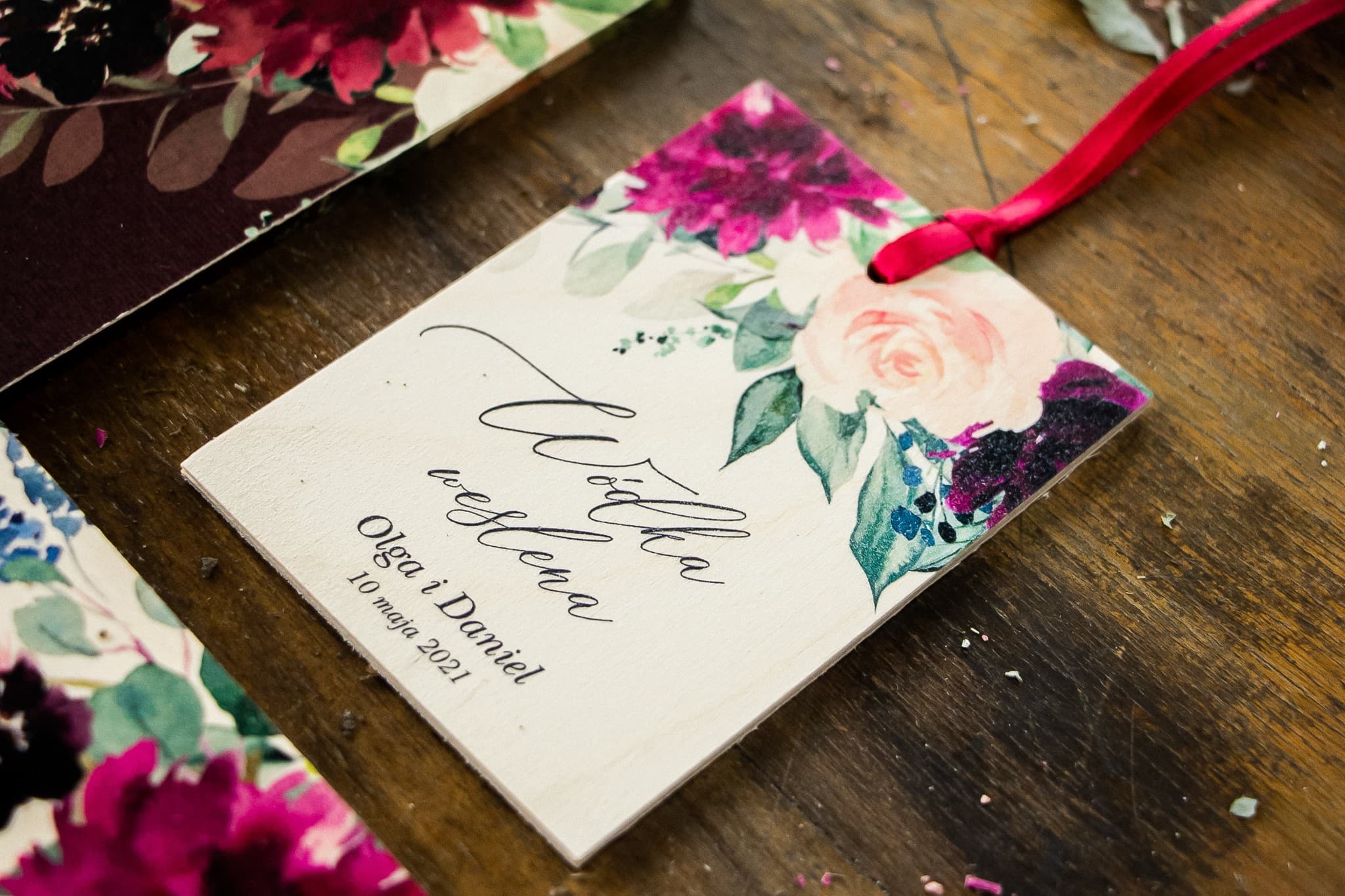 Drewniane Zawieszki na Wódkę Weselną z Różami | Personalizowane Zawieszki na Alkohol | Topaz nr 3