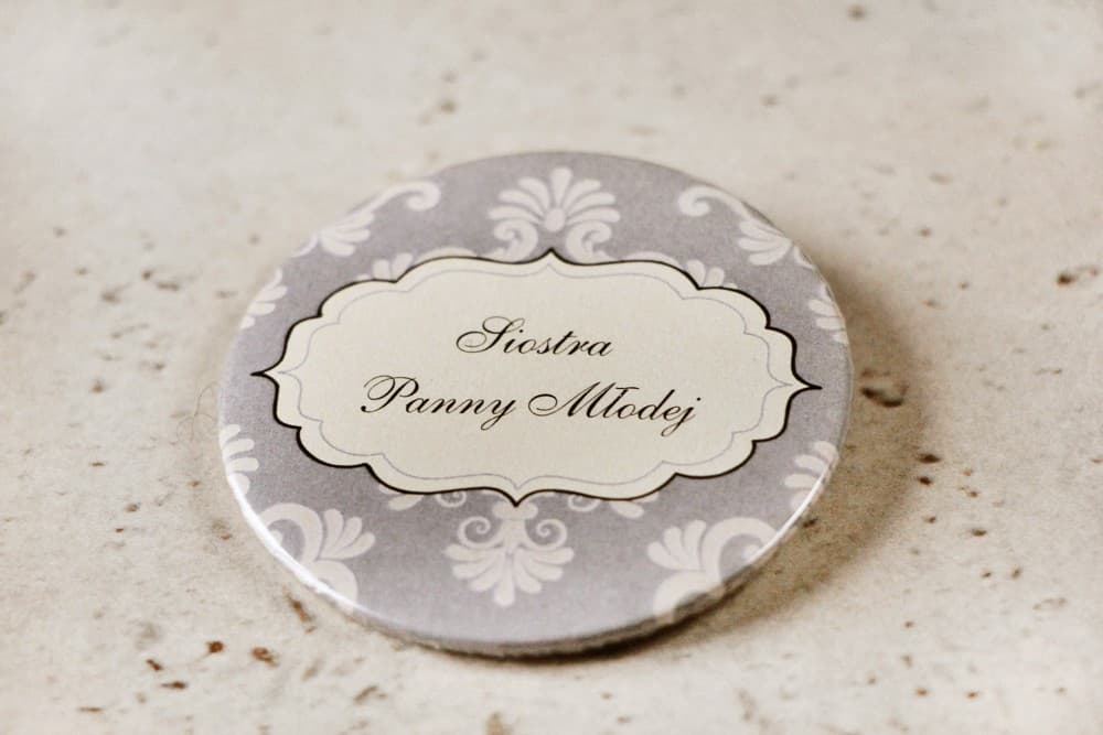 Eleganckie przypinki z ornamentem, personalizowane dodatki ślubne, winietki | Przypinki weselne dla gości | Ornament nr 4