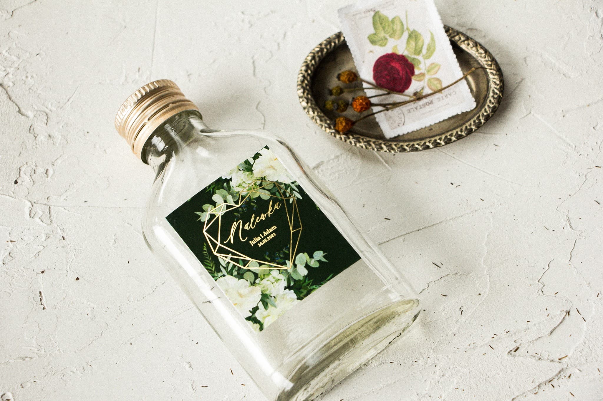 Likörflaschen als vergoldete Gastgeschenke mit Pfingstrosen | Szafirowe Nr. 6 - 2