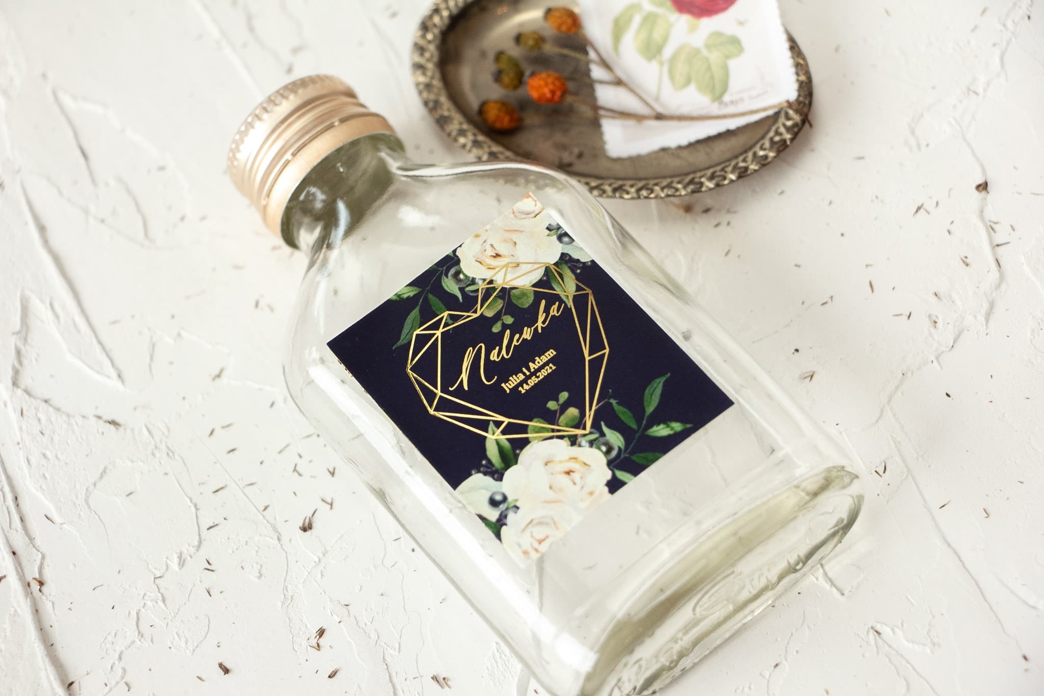Buteleczki na nalewki dla gości granatowe z białymi kwiatami i złoceniem Szafirowe nr 7 - 2