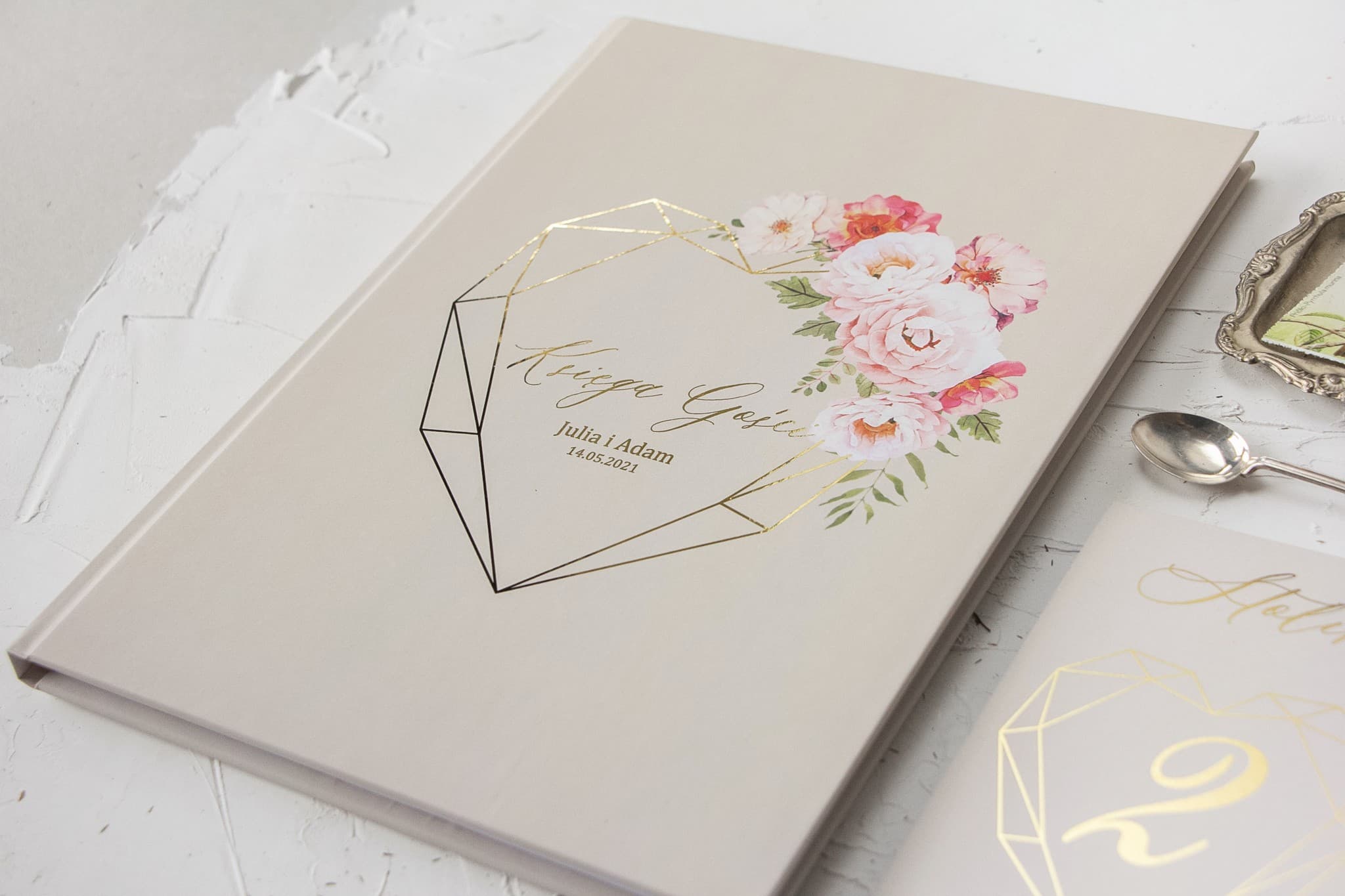 Personalisiertes Gästebuch Goldenes Herz | Beige mit Blumen A4 | Szafirowe Nr. 8 - 2