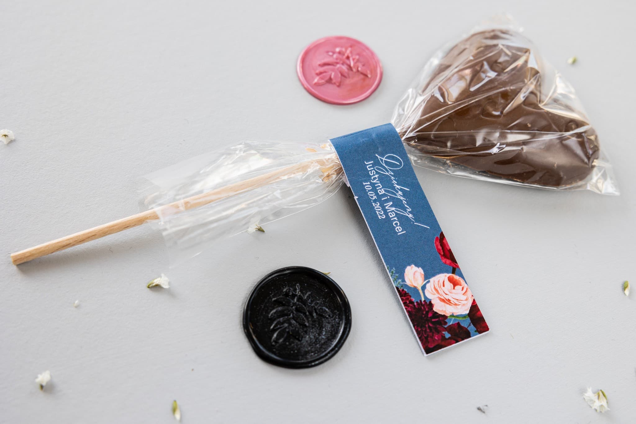 Ręcznie robione lizaki czekoladowe z piwoniami | Słodkie podziękowania dla gości weselnych | Soft nr 6