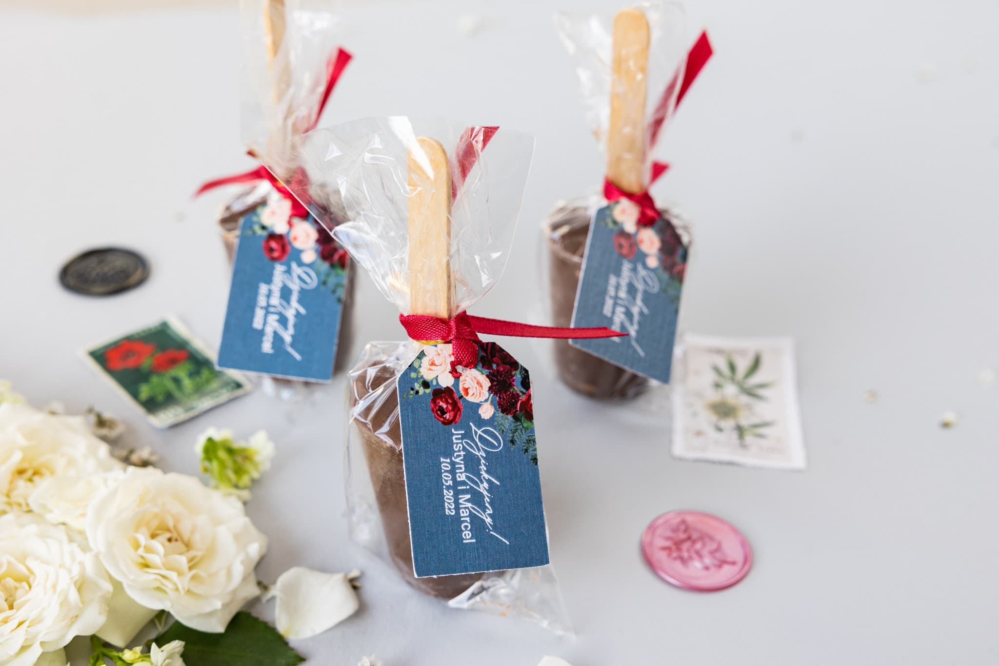 Czekolada na patyku, złocone podziękowania dla gości | Motyw kwiatowy piwonie, burgund | Soft nr 6