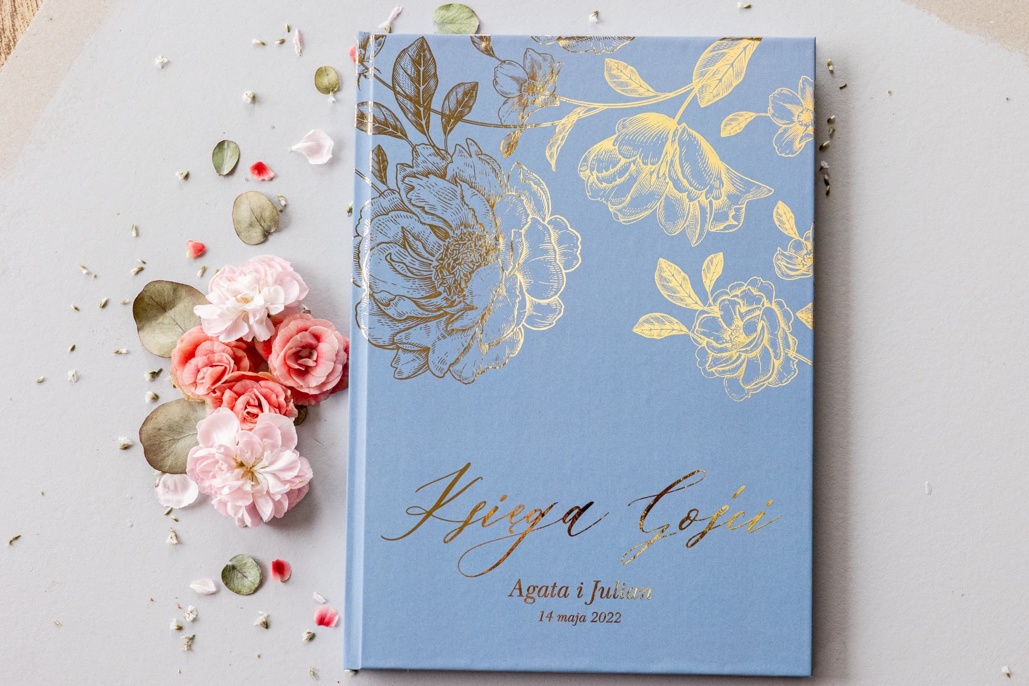 Elegantes Gästebuch Hellblau mit Goldblumen | Personalisiertes Hochzeitsandenken | Onyks Nr. 2 - 3