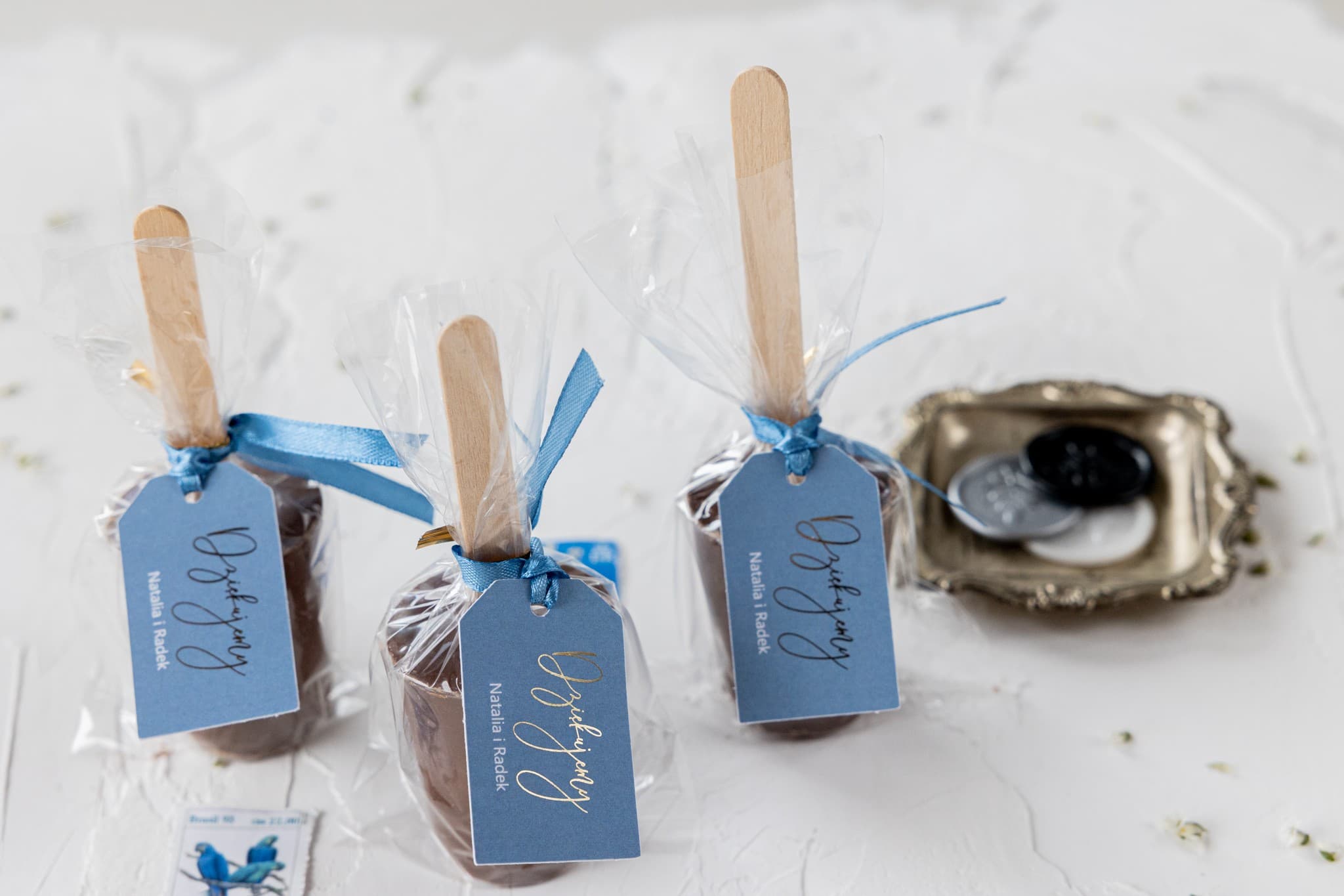 Czekolada na Patyku Dusty Blue ze Złoceniem | Słodkie Podziękowania dla Gości Weselnych Chocosticks | Jaspis nr 4