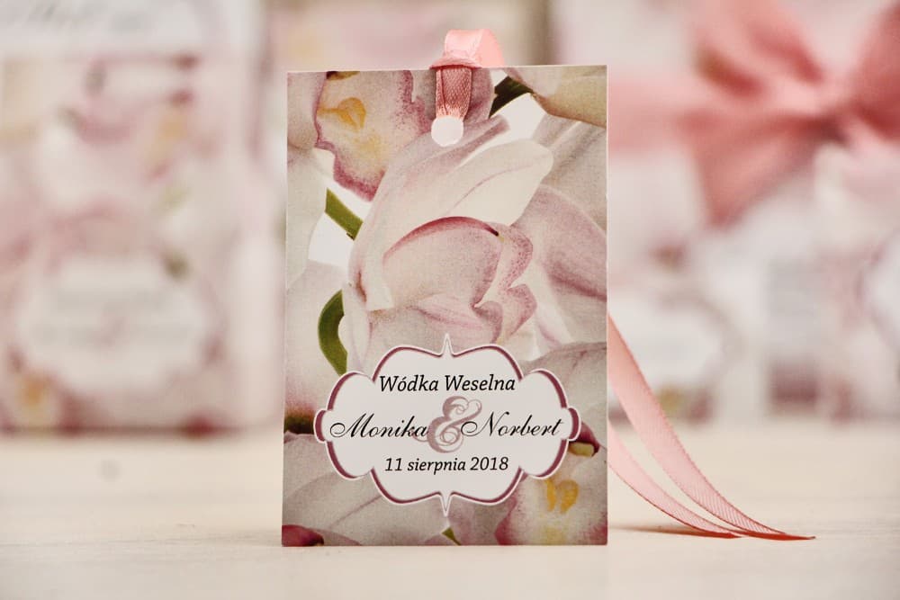 Zawieszki na alkohol z motywem różowej orchidei i personalizacją | Etykiety na wódkę weselną | Felicja nr 6
