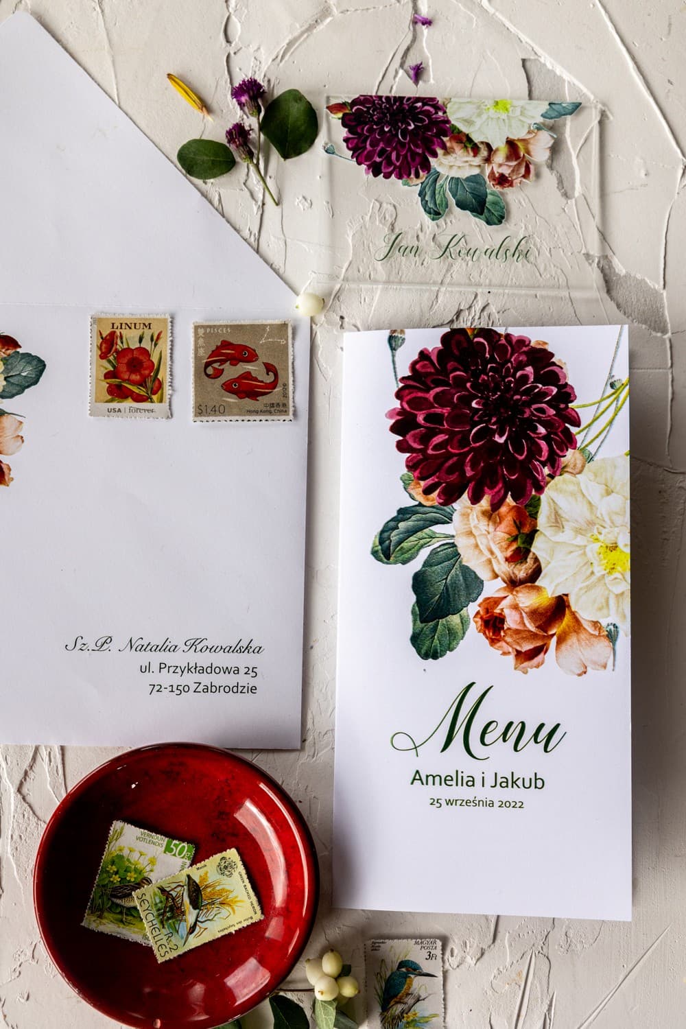 Eleganckie Menu Weselne Burgundowe Kwiaty Dalie i Herbaciane Róże | Karta Menu na Stół Weselny | Korani nr 13